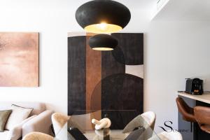 Luxury 2 Bedroom Apartment, Pools, Sauna, Gym & More