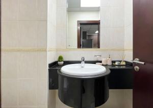 Livbnb-High Rise 1BR with Balcony Near Barasti Beach