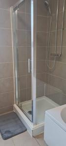 Room in Guest room - Charming Leicester Guest Room with Shared Facilities