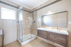 Full private 180sqm Villa - Terrace Jacuzzi - 200m Beach & Sea View