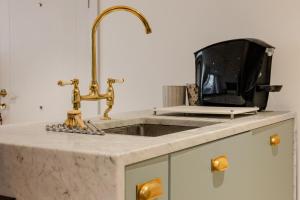 Chic 1BR Apt with Terrace & Gym, West Hampstead