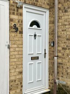 NKN cosy maisonette close to Dartford train station, free parking, food, shopping