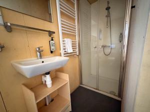 Duurzame cabin, gelegen in de natuur aan zee