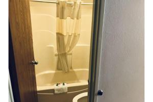 1 Suite King Bed Non-Smoking Jacuzzi Tub room in Kings Inn Calumet Park