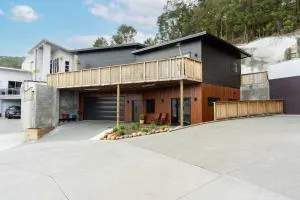 Riverside Heights Two Story Townhouse with a View - 图图卡卡