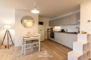 Appartements Magical Rooftop Views Historic City Center 2 guests : photos des chambres