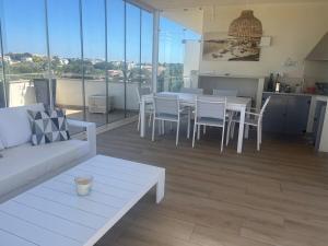 Penthouse, sea view, tennis, swimming pools, 3 foot golf
