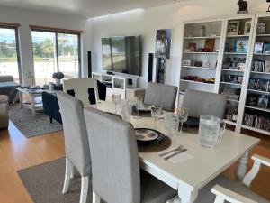 Penthouse, sea view, tennis, swimming pools, 3 foot golf