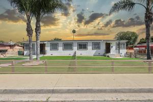 2 Homes in 1 Sleeps 18 10 Min to Zoo and Beach