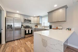 2 Homes in 1 Sleeps 18 10 Min to Zoo and Beach