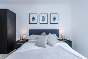 Modern Apartment in Old Trafford, Balcony, Sleeps6