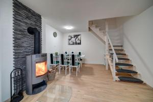 Chaloupka u jezera pod smrkem