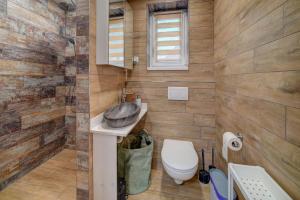 Chaloupka u jezera pod smrkem