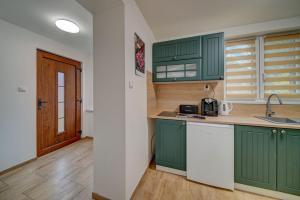 Chaloupka u jezera pod smrkem