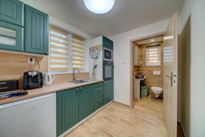 Chaloupka u jezera pod smrkem