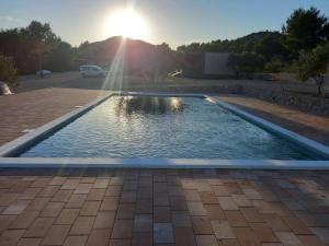 Relaxing Mobile Home Maestral - Beach, Private Jacuzzi, Pool Access