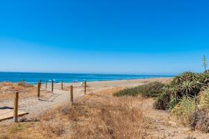 Beachfront Apartment - Pool - 2min to Beach - Free Parking & Fast WiFi