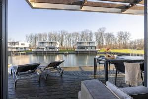 Hello Zeeland - Water Villas Veerse Wende - with dog