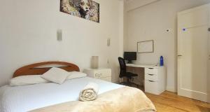 Habitaciones privadas en piso frente a playa Ondarreta, baño compartido