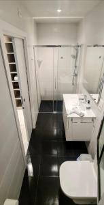 Habitaciones privadas en piso frente a playa Ondarreta, baño compartido