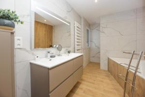 La Villa Léo face au Centre Equestre et Piscine