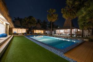Blue Lagoon Pool View Bungalow, Single Room with Queen Bed and Bathtub