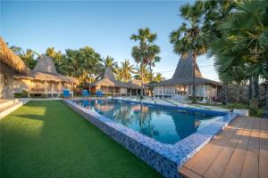Blue Lagoon Pool View Bungalow, Single Room with Queen Bed and Bathtub
