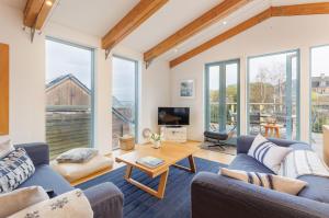 The Deck House - Seafront Upside-Down House with Solent Views, Gurnard