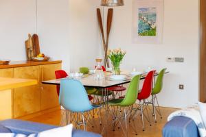 The Deck House - Seafront Upside-Down House with Solent Views, Gurnard