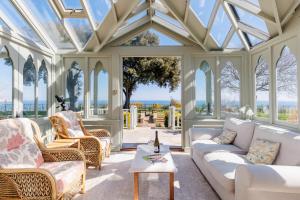 Grand Garden Apartment - The Old Vicarage - Duplex Residence, Breathtaking sea views Over Shanklin Bay - Shanklin Old Village, fantastic family getaway!