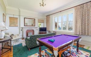 Grand Garden Apartment - The Old Vicarage - Duplex Residence, Breathtaking sea views Over Shanklin Bay - Shanklin Old Village, fantastic family getaway!