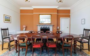 Grand Garden Apartment - The Old Vicarage - Duplex Residence, Breathtaking sea views Over Shanklin Bay - Shanklin Old Village, fantastic family getaway!