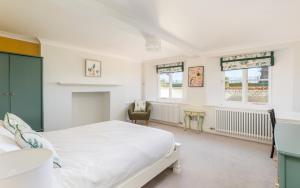 Grand Garden Apartment - The Old Vicarage - Duplex Residence, Breathtaking sea views Over Shanklin Bay - Shanklin Old Village, fantastic family getaway!