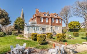 Grand Garden Apartment - The Old Vicarage - Duplex Residence, Breathtaking sea views Over Shanklin Bay - Shanklin Old Village, fantastic family getaway!