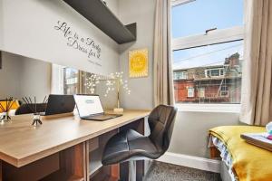 Modern 2 Bed Room Home In Leeds Cozy Stay - Near St James and City Centre, Free Parking