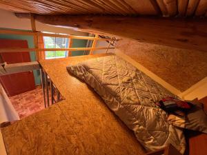 "CASITA DE GERANIOS " con cocina , sala , patio amplio y cochera privada