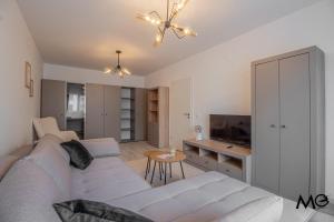 MoHost Lube - Modern Retreat with Mountain Views