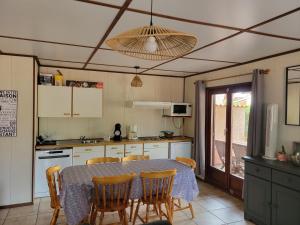 Villa dangle spacieuse climatisée étage, clôturée dans domaine PORTES DU SOLEIL, 3 chambres, 7 couchages, wifi, accès payant aux piscines, 400m de la mer de portiragnes plage,LRPDSR6