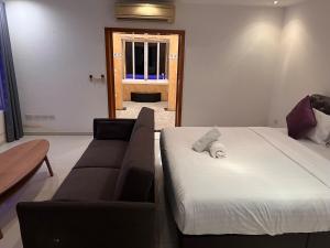 Pattaya Serenity Oasis 8BR Pool Villa for Great Vacations