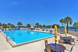 Gulf-View Condo with Beach Access and Patio in Hudson