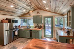 Beetlebark Bungalow- Inside Yosemite w hot tub EV charging cable