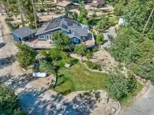 Yosemite Creekside Retreat with spagamesEV Charger and more