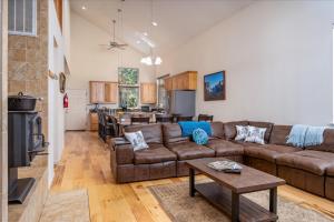 Yosemite Base Camp- Updated cabin INSIDE Yosemite