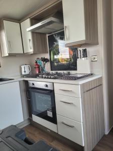 LUXURY CARAVAN 10 mins TO BEACH