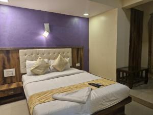 Hotel Crystal Park Near NESCO Exhibition Center