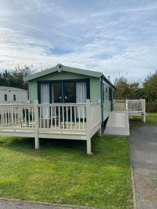 LUXURY CARAVAN 10 mins TO BEACH