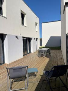 Villas House with terrace and garden : photos des chambres