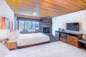Deluxe Queen Studio  room in Eagle Ridge Resort at Lutsen Mountains