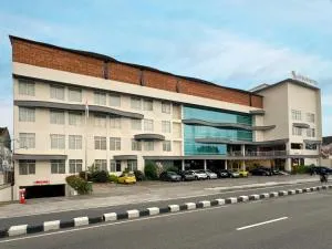 Aveon Hotel Yogyakarta by Daphna Management - 梭罗