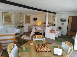 FORFATTERHUSET pris for 2 personer inkl morgenkomplet og adgang til 6 svømmehaller